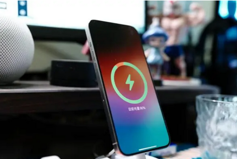 南江苹果15换屏服务分享用什么充电器给iPhone15充电更好 